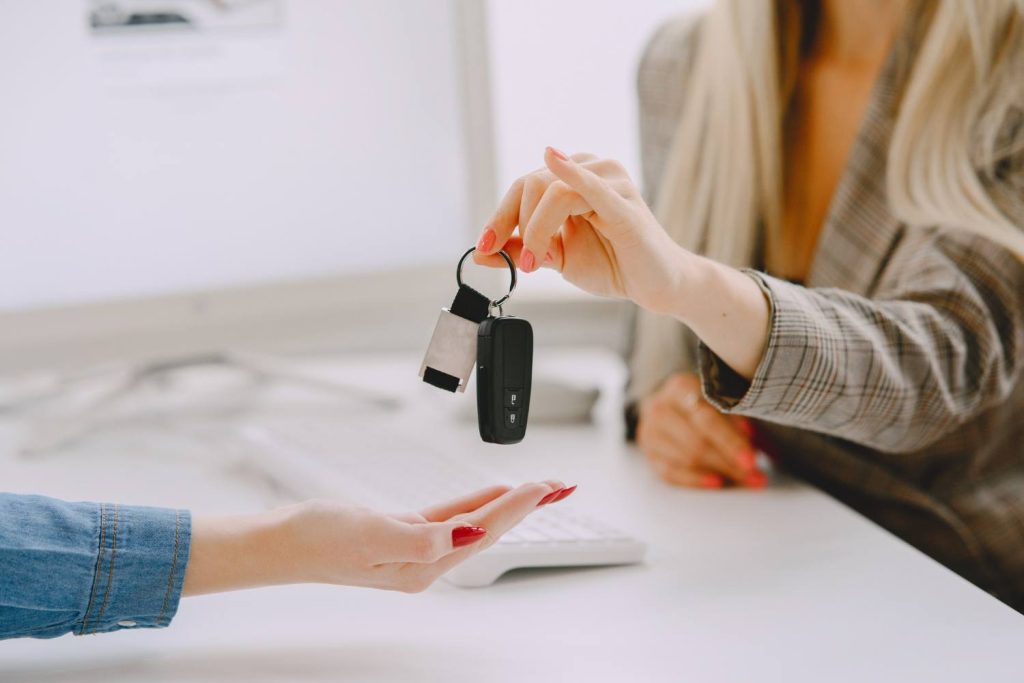Usuario vendiedo su coche en compraventa en Vender Coche Hoy